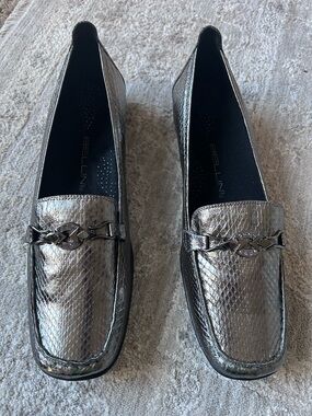 NWOB Bellini Women’s Sz 11 Classic Slip On Flats Loafers Pewter Snake Leather